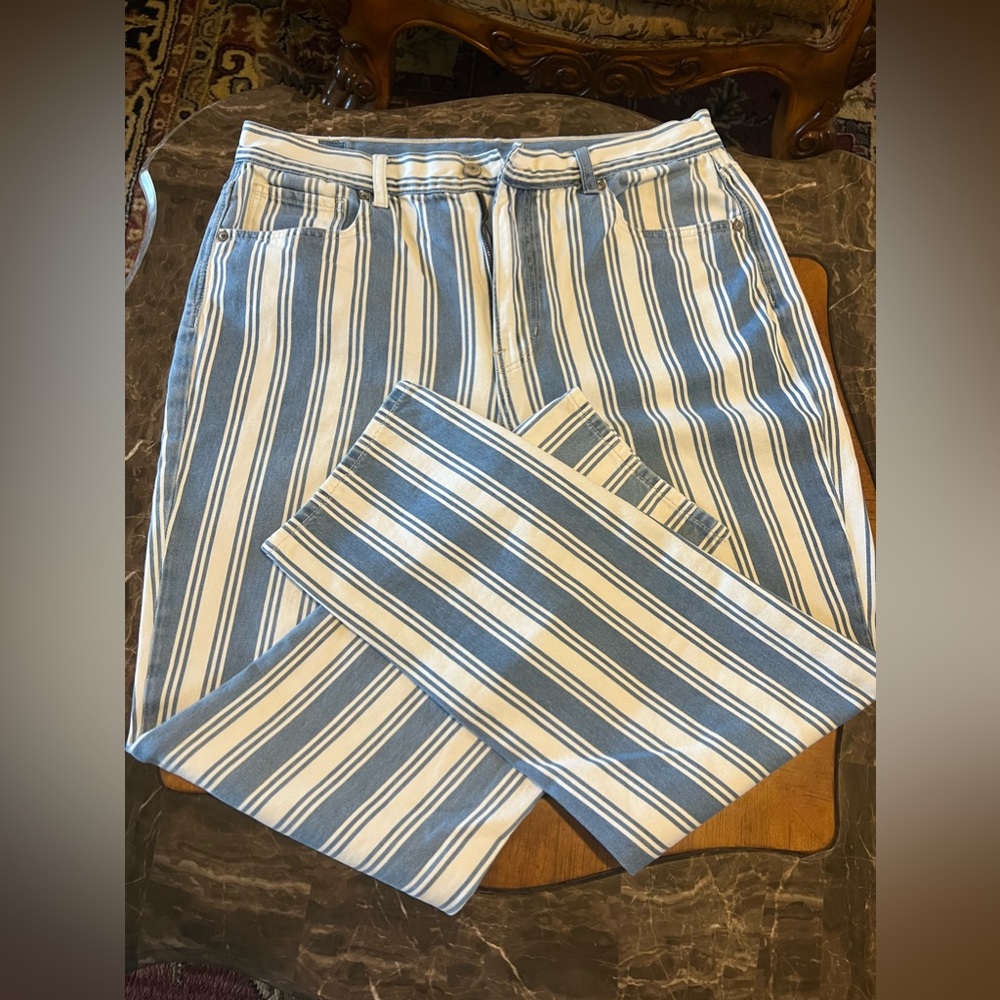 American Eagle Women’s mom white blue jeans size 14